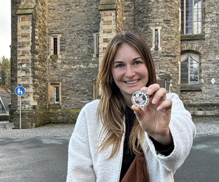  Julia Taubitz mit der Sondermünze 525 Jahre Buchholz