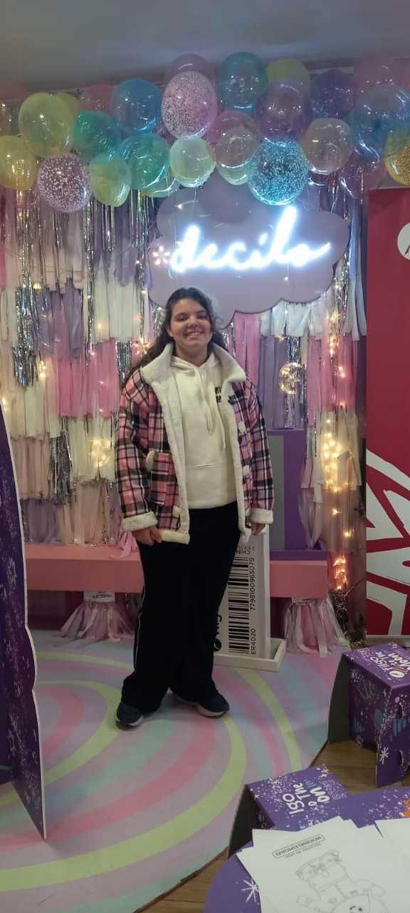 La emocionante visita sorpresa de Vicky, la fan número uno de Woopy, a nuestro megalocal de Florida La emocionante visita sorpresa de Vicky, la fan número uno de Woopy, a nuestro megalocal de Florida