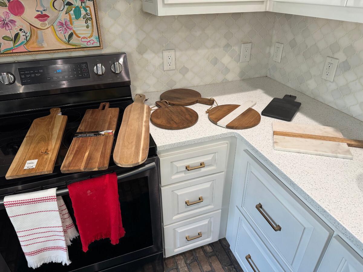 How to Decorate With Cutting Boards in the Kitchen