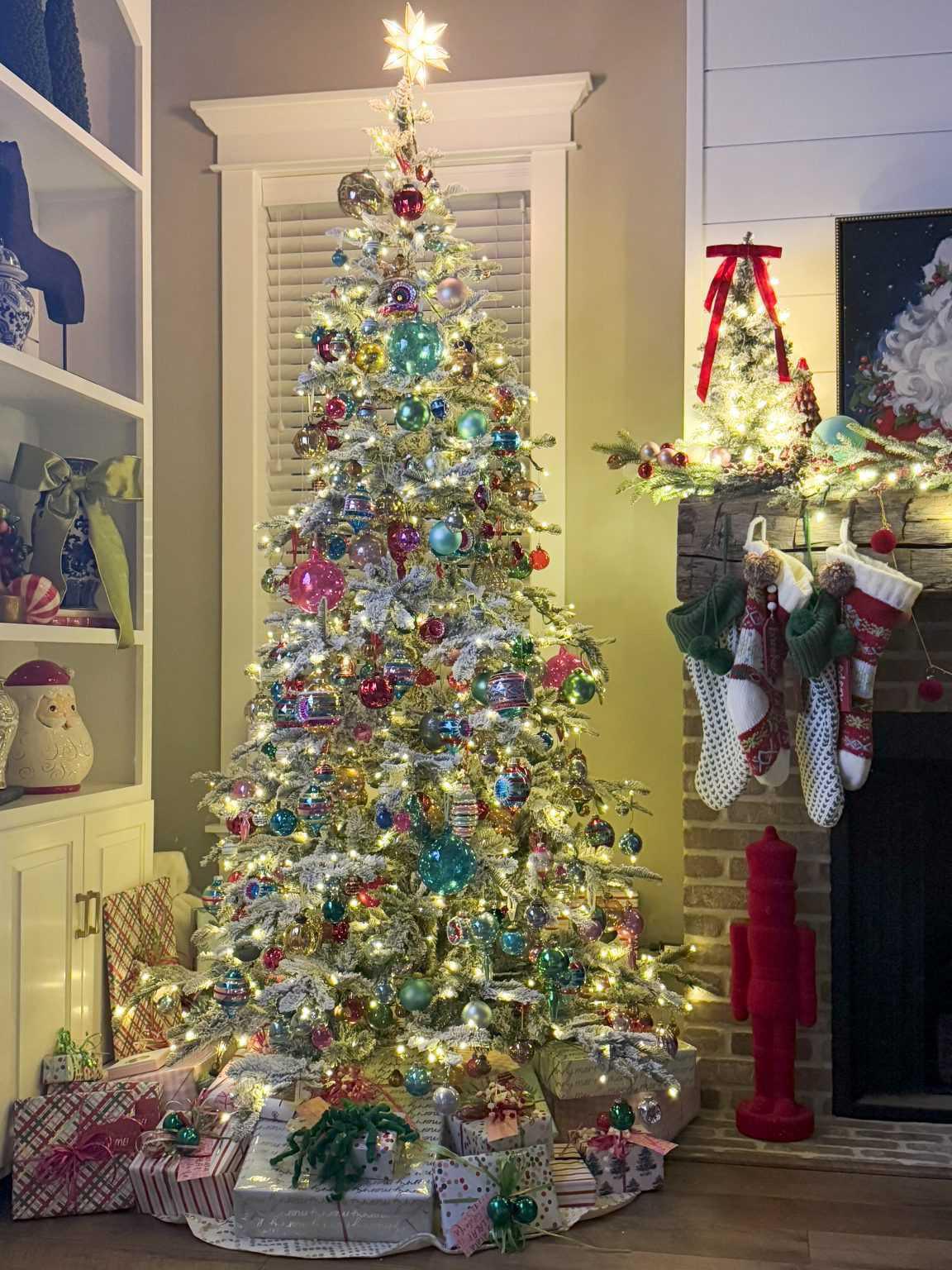 How to Decorate for Christmas With a Vintage Theme