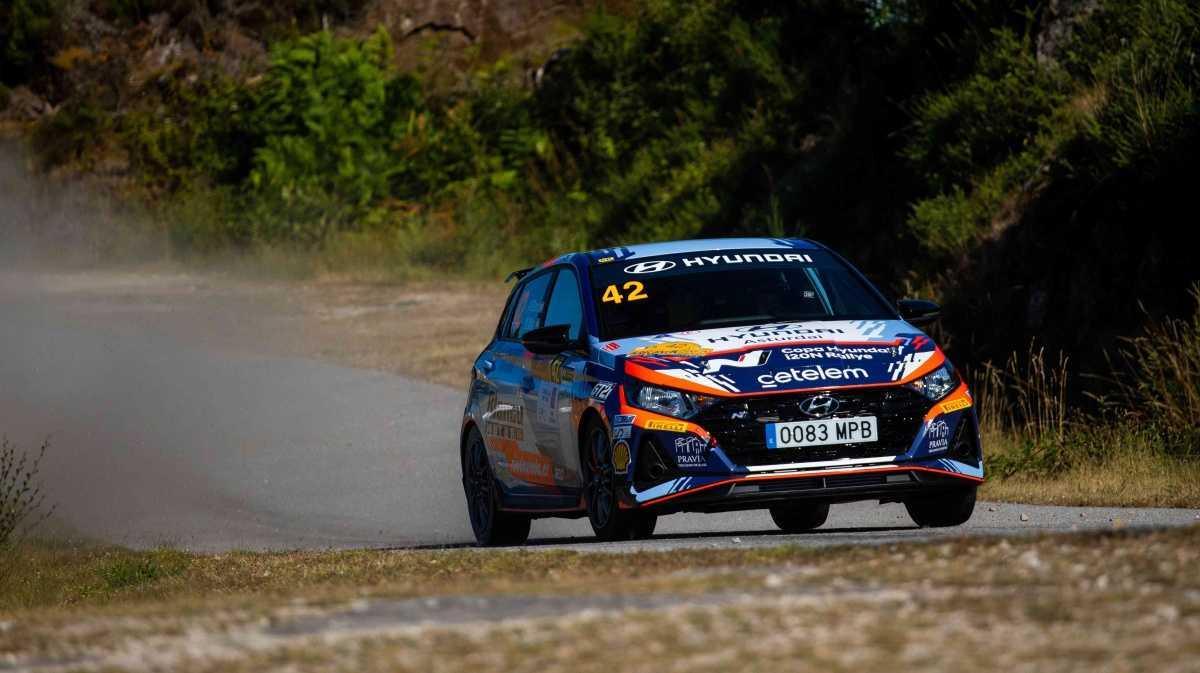 El Rías Baixas desafía al calor: Máxima igualdad en los trofeos y cunetas abarrotadas El Rías Baixas desafía al calor: Máxima igualdad en los trofeos y cunetas abarrotadas