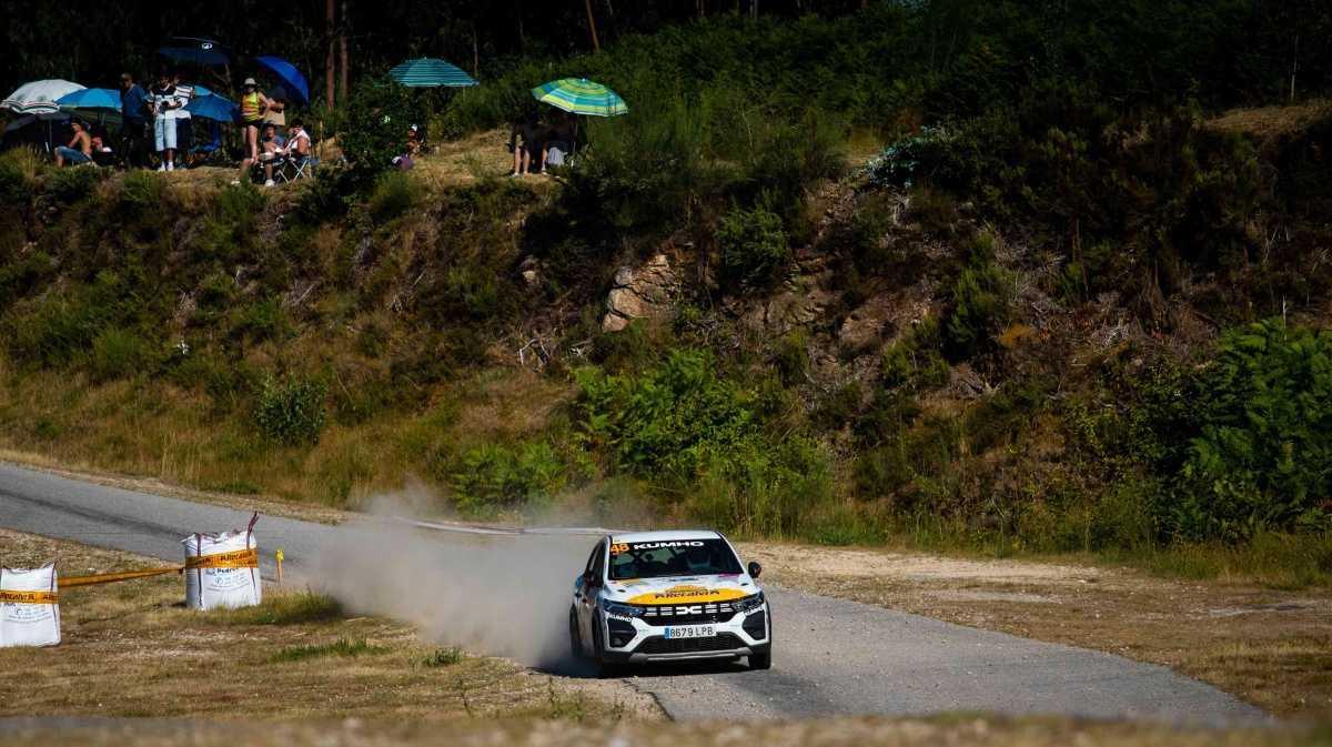 El Rías Baixas desafía al calor: Máxima igualdad en los trofeos y cunetas abarrotadas