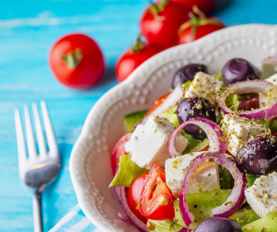 L'Insalata Greca: Origini, Curiosità e Ricetta Base  L'Insalata Greca: Origini, Curiosità e Ricetta Base