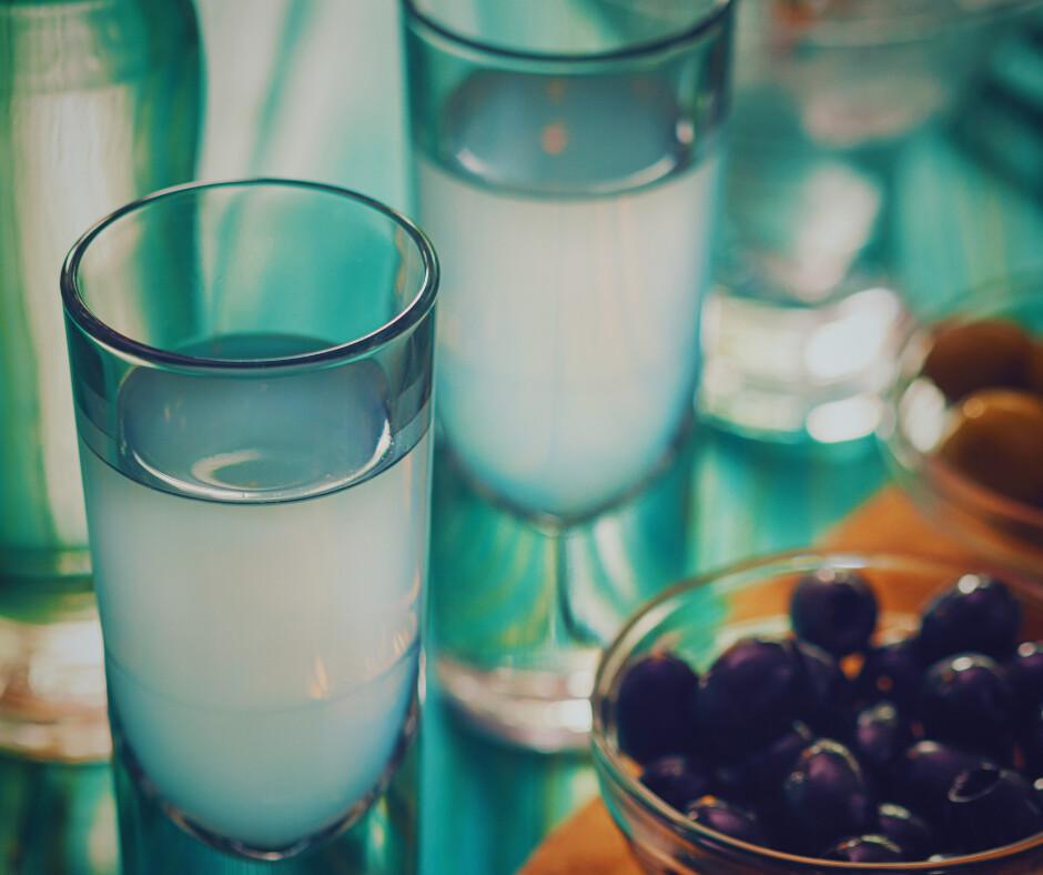  L'Ouzo: Il Simbolo della Convivialità Greca