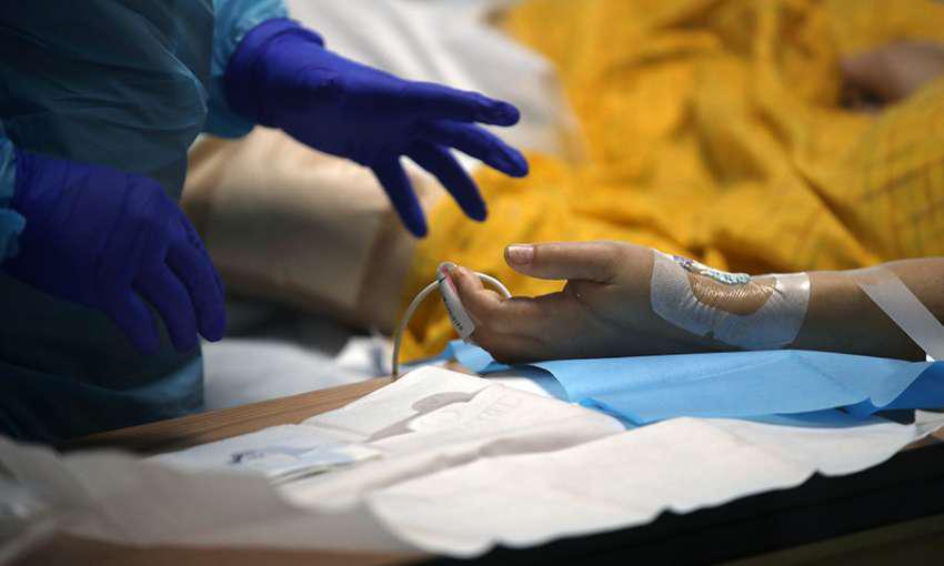 Une infirmière surveille un patient COVID-19 à l'USI du Regional Medical Center de San Jose, en Californie, le 21 mai 2020. Image: Justin Sullivan / Getty Images)
