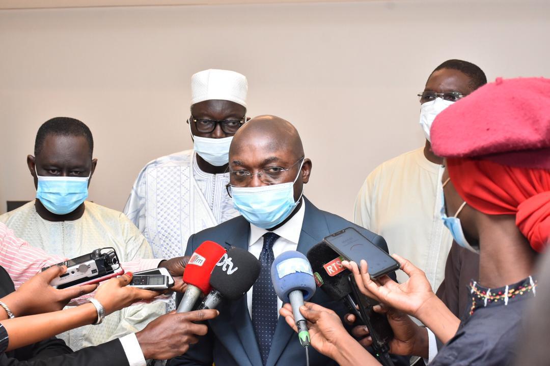 Au micro, Oumar Guèye, ministre sénégalais en charge des Collectivités territoriales.