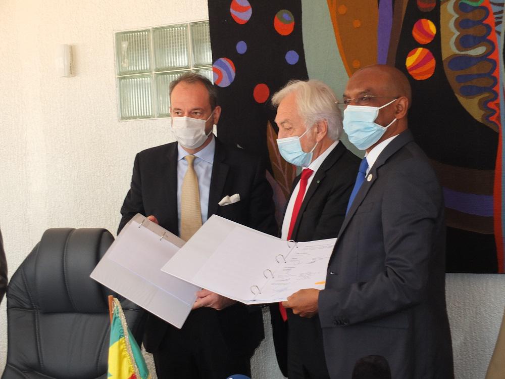A droite, Mountaga Sy, Dg Apix en compagnie de Gérard Senac, Dg Eiffage Sénégal.
