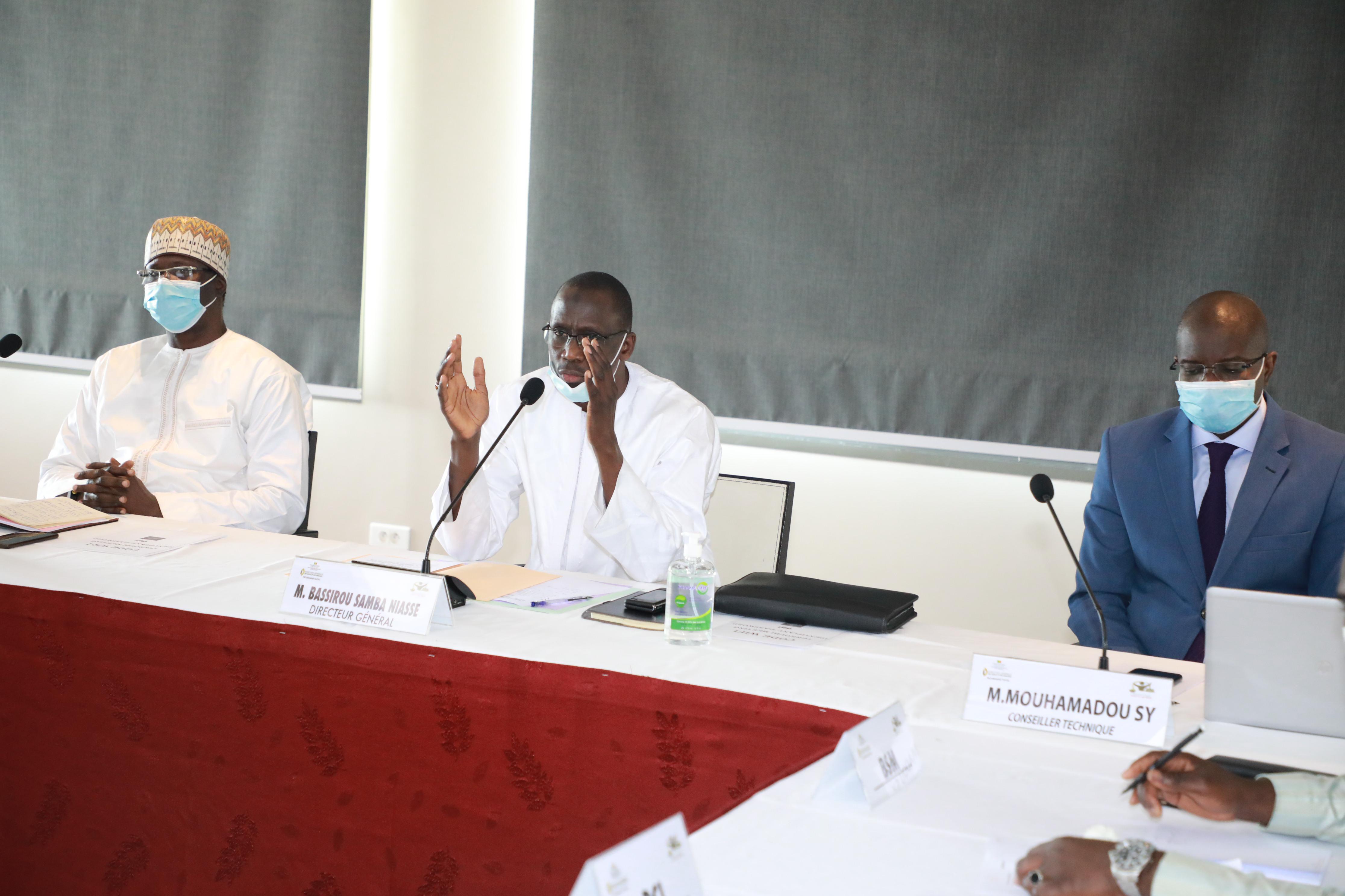 Au milieu, le directeur général de la Dgid, Bassirou Samba Niasse, s'exprimant lors de la signature des contrats d'objectif et de performance avec les directeurs et chefs de bureaux de sa tutelle.