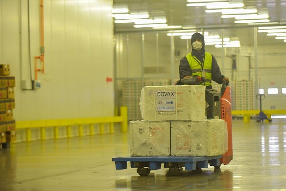 Un membre du personnel au sol transporte les vaccins COVID-19 de COVAX à l'aéroport international de Bole à Addis-Abeba. Xinhua/Michael Tewelde via Getty Images