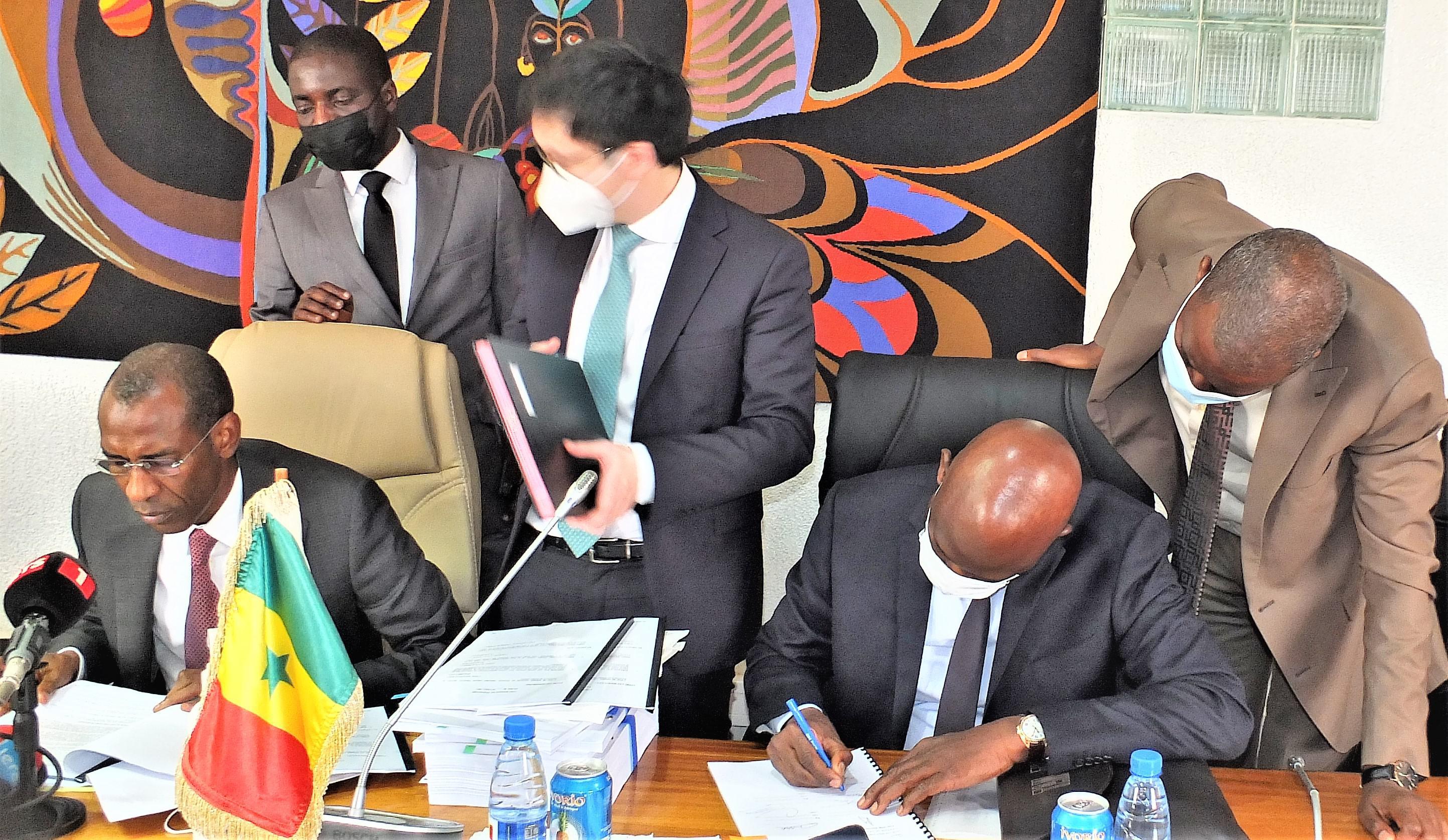 Cérémonie de signature de nouveaux accords relatifs à la la renégociation des contrats de concession de l’autoroute à péage dakar-diamniadio-aibd avec le concessionnaire secca.