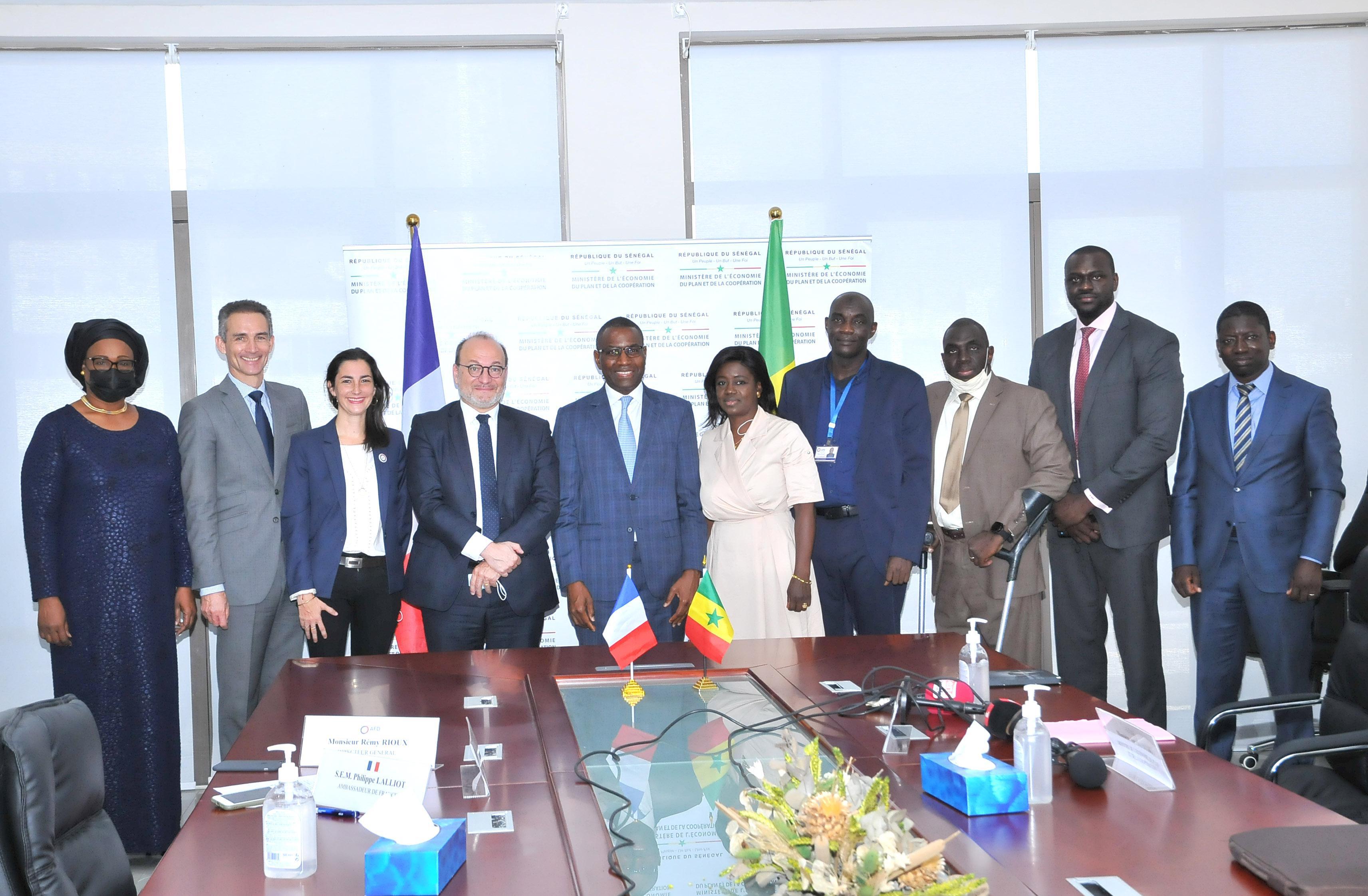 Cérémonie de signature d'une convention de financement en vue de soutenir la réalisation d’un projet de protection des ressources en eau de la zone de captage de Pout.