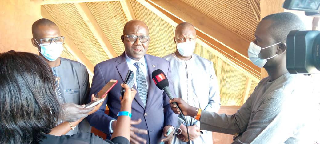 Au milieu, le Président de la CRSE, Ibrahima Amadou Sarr, s'exprimant sur les réformes du secteur de l'énergie, en compagnie de du Commissaire Moustapha Touré, à droite et du Président du Cojes, Alioune Kane Ndiaye, à gauche.