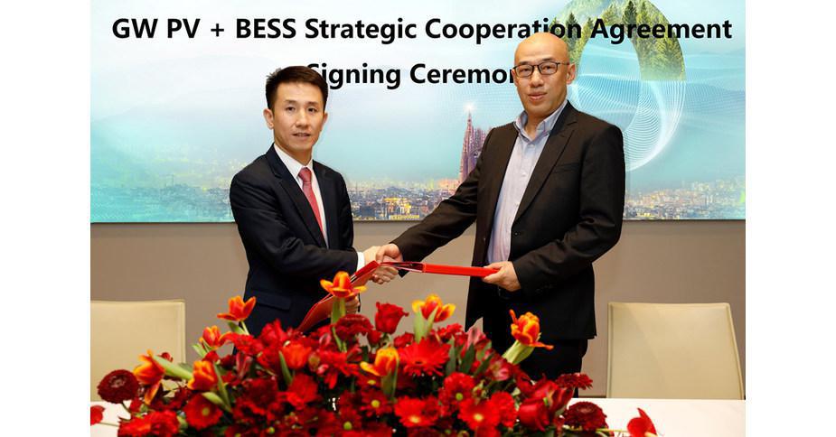 Wu Guangwen (PDG - Meinergy), Zhou Wei (directeur général - Bureau de représentation de Huawei au Ghana), et Fang Liangzhou (vice-président et directeur du marketing - Huawei Digital Power), ont assisté à la cérémonie de signature.
