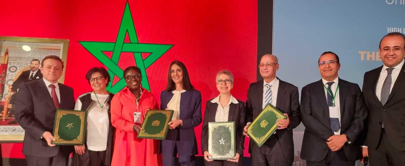 De gauche à droite : Mohammed Abdeljalil, ministre du Transport et de la Logistique ; Faouzia Zaaboul, directrice du Trésor et des Finances extérieures ; Yacine Fal, vice-présidente de la Banque ; Nadia Fettah, ministre de l’Économie et des Finances ; Habiba Laklalech, directrice générale de l’Office national marocain des aéroports ; Mohamed Jamal Benjelloune, directeur général de Nador West Med ; Mohamed El Azizi, directeur général de la Banque pour l’Afrique du Nord ; Achraf Hassan Tarsim, responsable-pays de la Banque pour le Maroc