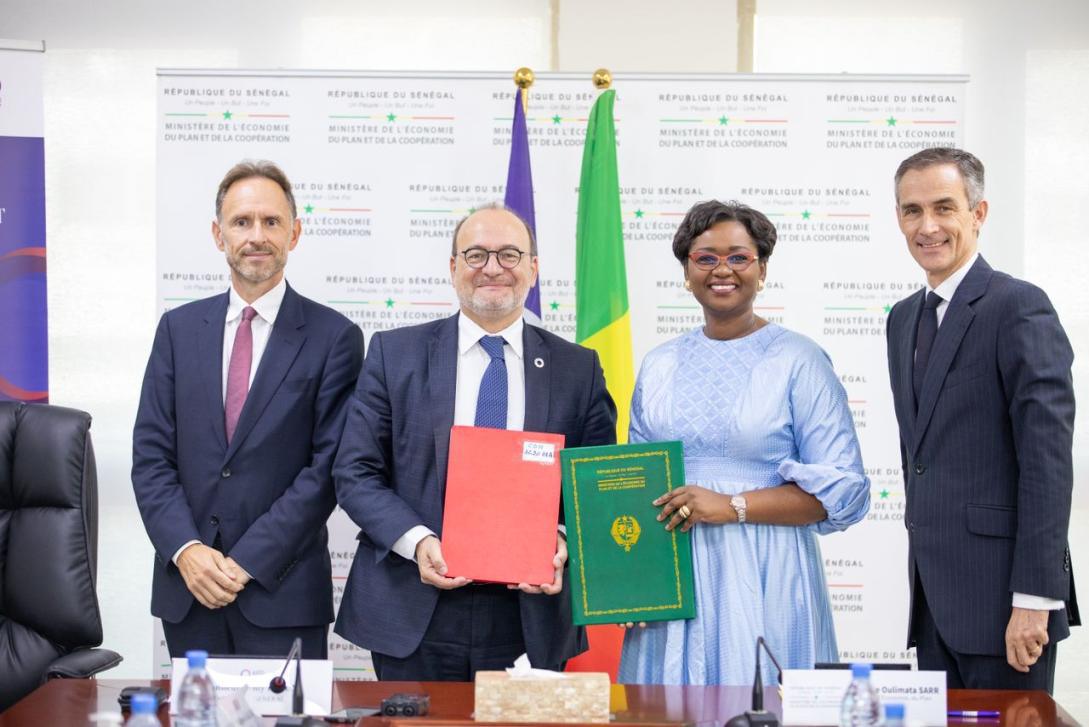 La signature de la convention de financement entre l’AFD et l’Etat du Sénégal s’est déroulée au Ministère de l’Economie, du Plan et de la Coopération en présence de Mme la Ministre, Mme Oulimata Sarr, M. Jean-Marc Pisani, Ambassadeur de l’Union européenne (UE) au Sénégal, M. Philippe LALLIOT, Ambassadeur de France au Sénégal, M. Rémy Rioux,  Directeur général de l’AFD, M. Mihoub Mezouaghi, Directeur de l’AFD à Dakar et M.  Papa Mademba Biteye, Directeur général de la SENELEC.