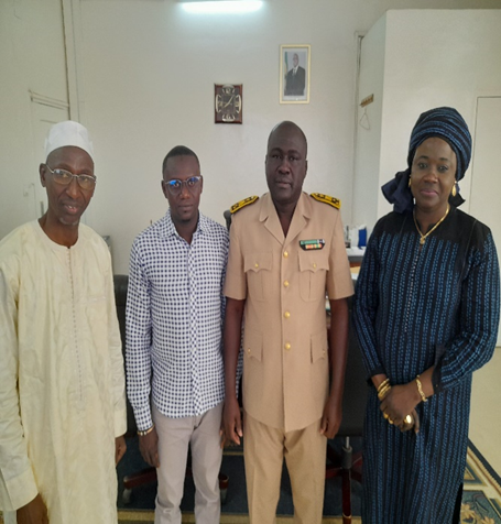 En tenue de service, 2ième à partir de la droite, le Gouverneur de la région de Saint-Louis, Alioune Badara Niang, à l'issue de l'entretien qu'il a accordé à l'équipe d'enquête sur le Contenu local dans le secteur des hydrocarbures.