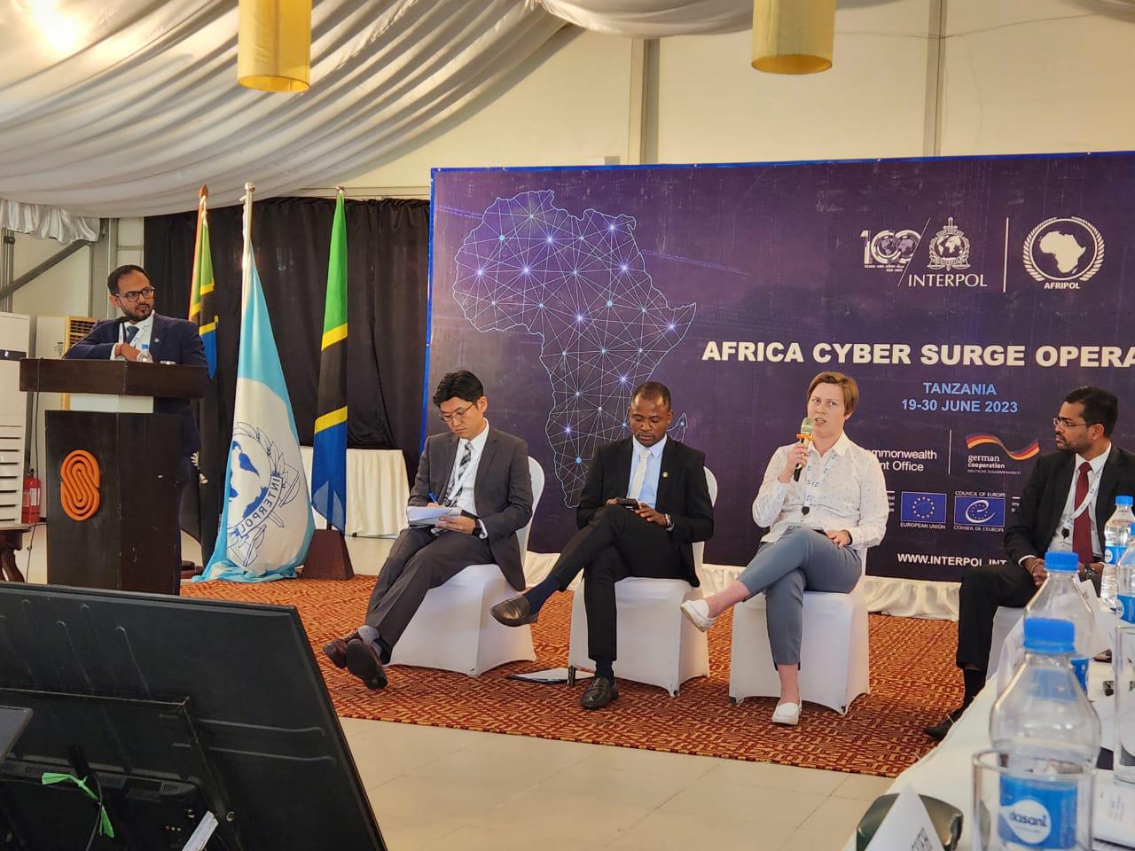 Kristina Ivanova de Group-IB participe à une table ronde dans le cadre de l'événement en personne d'Africa Cyber ​​Surge II à Dar es Salam, en Tanzanie.