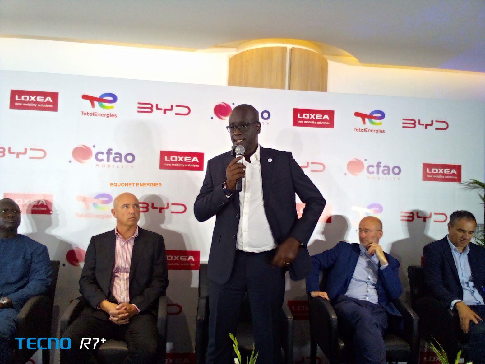 Au micro, M. Badara Mbacké, DG TotalEnergies Sénégal s'exprimant ce jeudi 11 juillet 2024, à Dakar, lors d'une conférence de presse sur le lancement des véhicules électriques sur le marché sénégalais. 