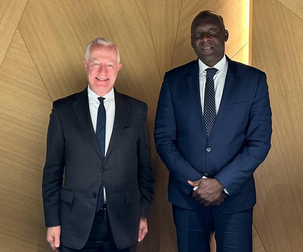 A gauche, Guy Sidos, PDG de VICAT, en compagnie de Makhtard Diop, DG de l'IFC.