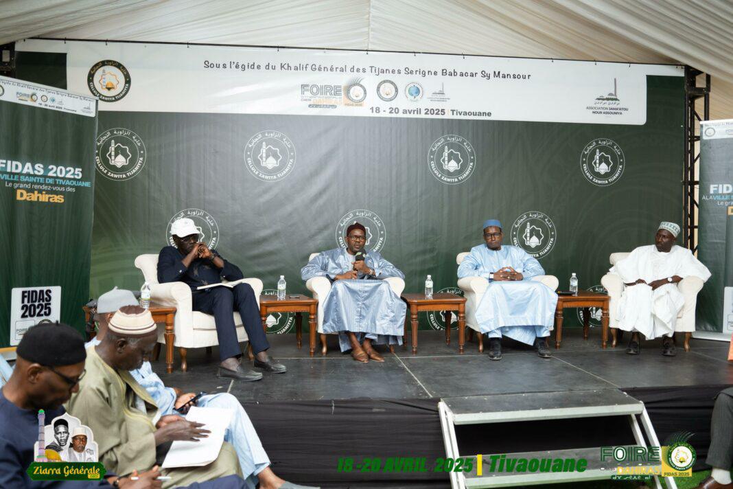 Modéré par Serigne Abdou Hamid Sy (au micro), président de la Commission Communication du COSKAS et Coordonnateur de la Cellule Zawiya Tidiane, ce panel a été pensé comme un espace d’échange stratégique sur les leviers économiques à la disposition des Dahiras.