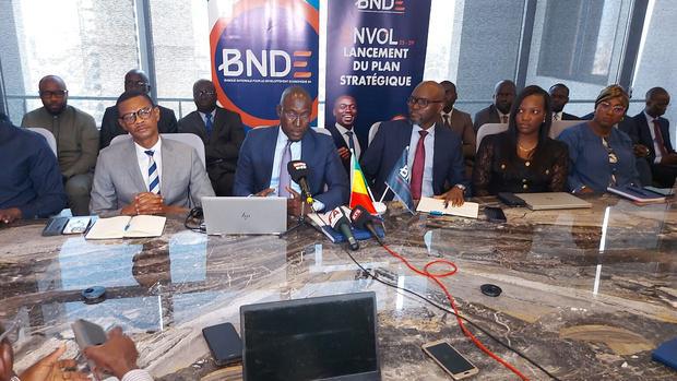 Mamadou Faye, DG de la BNDE, au micro, s'exprimant devant les journalistes économiques.