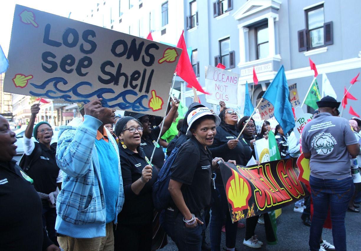Manifestant leur résistance populaire, les pêcheurs artisanaux et les membres des communautés côtières ont brandi leurs pancartes et fait entendre leur voix pour leurs moyens de subsistance, devant le tribunal. « Nous avons un besoin urgent de décisions responsables et inclusives concernant l'avenir de nos océans. »