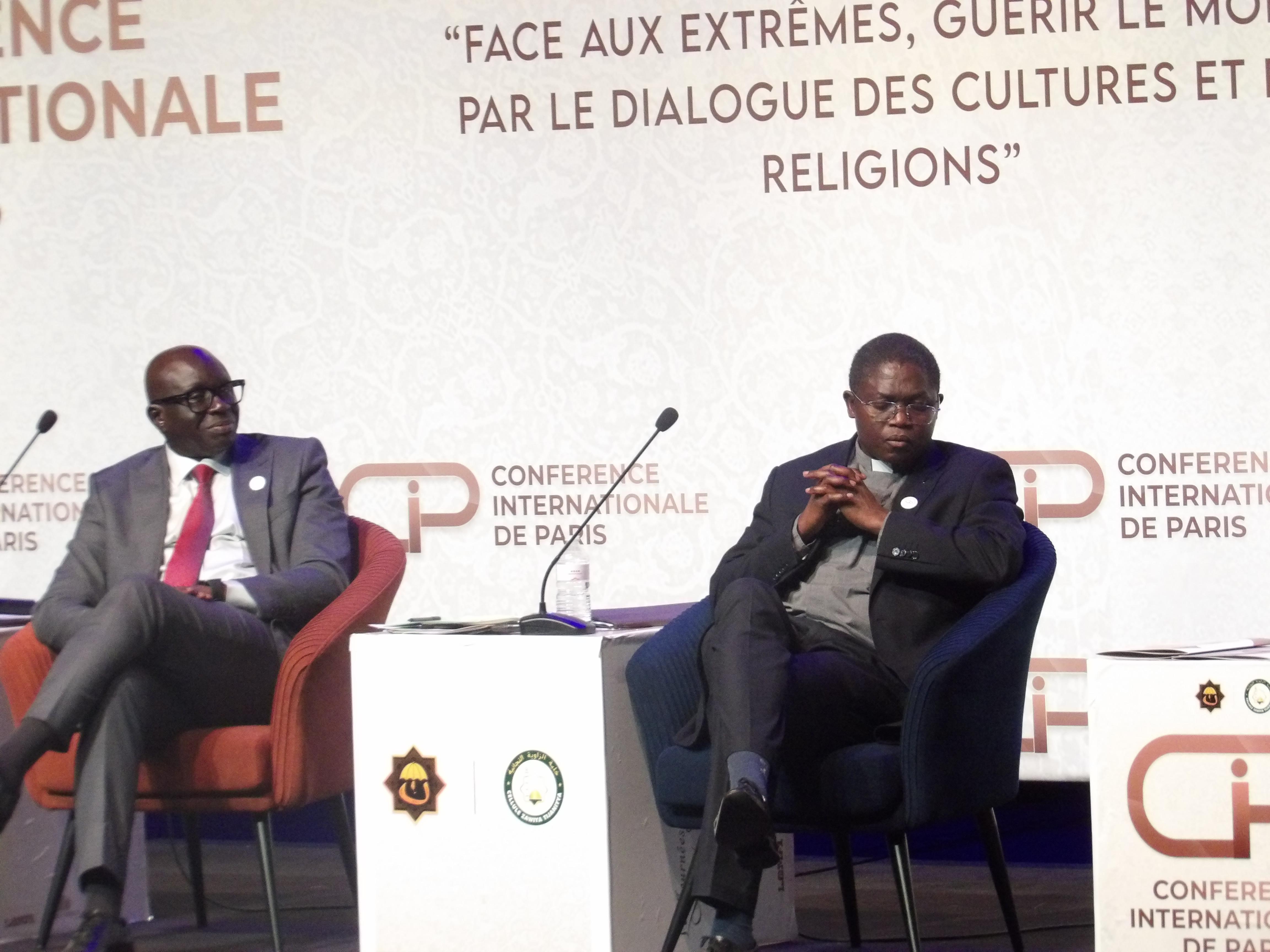 A gauche, Abdoulaye Rokhaya Wane, et Abbé Louis Pasteur Faye co-animateurs de la Conférence internationale de Paris portant sur le thèmes : « Face aux extrêmes : guérir le monde par le dialogue des cultures et des religions ».