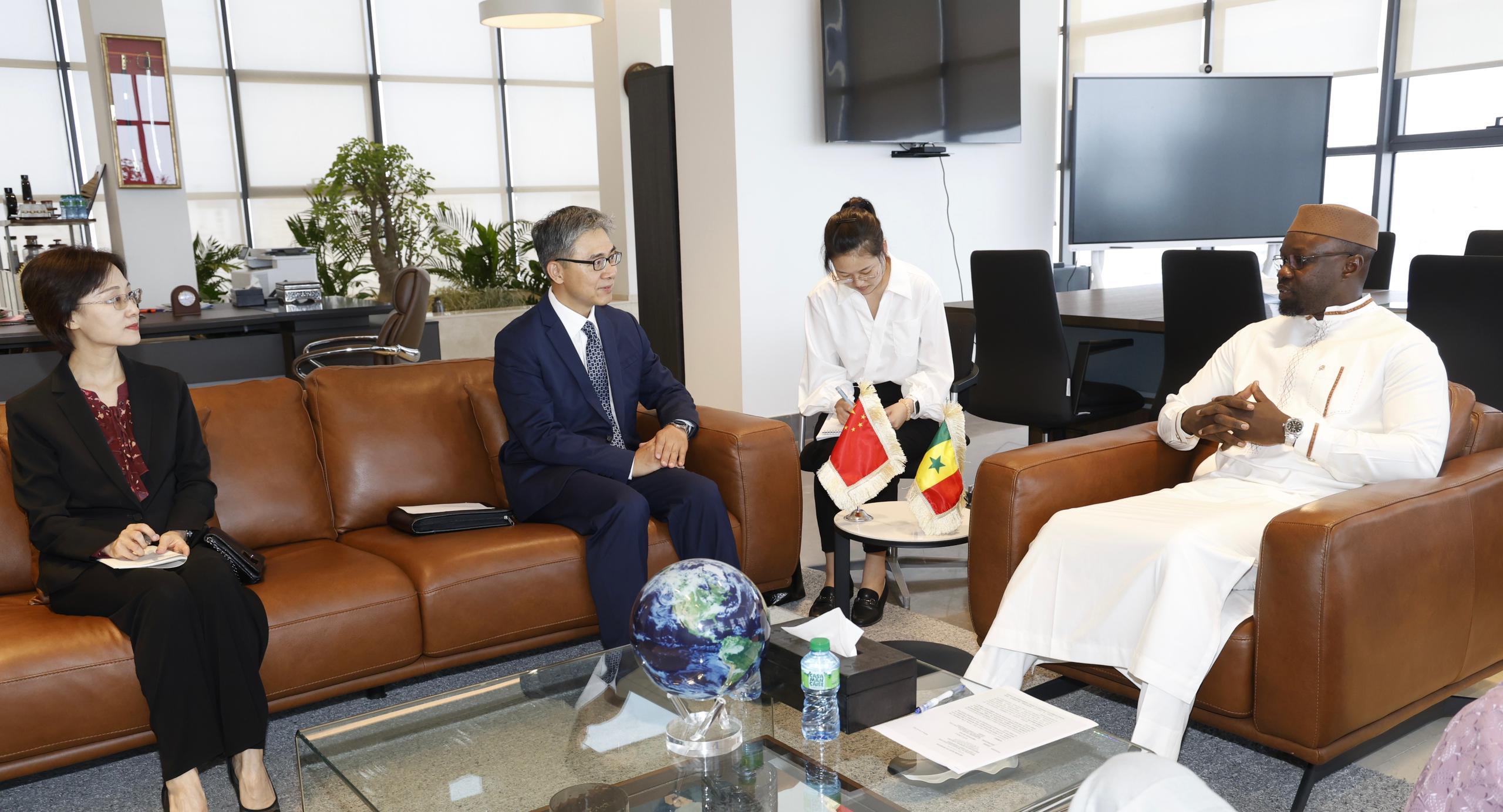 Le Premier ministre de la République du Sénégal, Ousmane SONKO, recevant en audience Li Zhigang, Ambassadeur extraordinaire et plénipotentiaire de la République populaire de Chine au Sénégal.