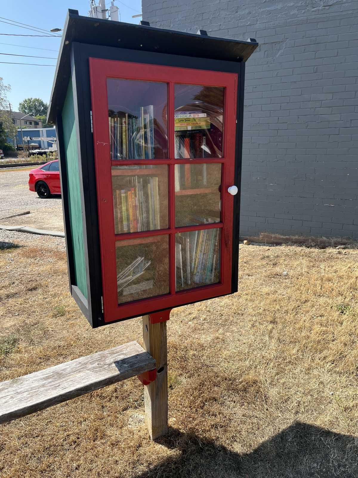 Discover Lebanon's Little Free Libraries!