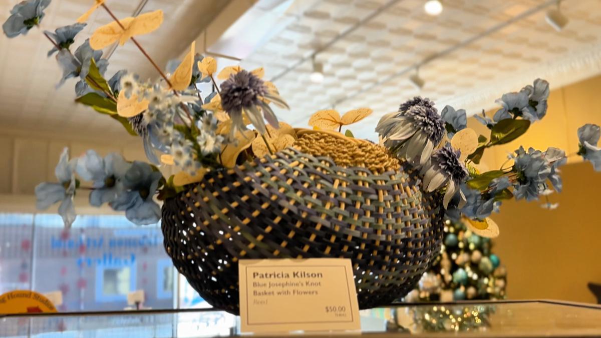 She Moved 3,000 Miles and Accidentally Found Family in an Art Gallery She Moved 3,000 Miles and Accidentally Found Family in an Art Gallery