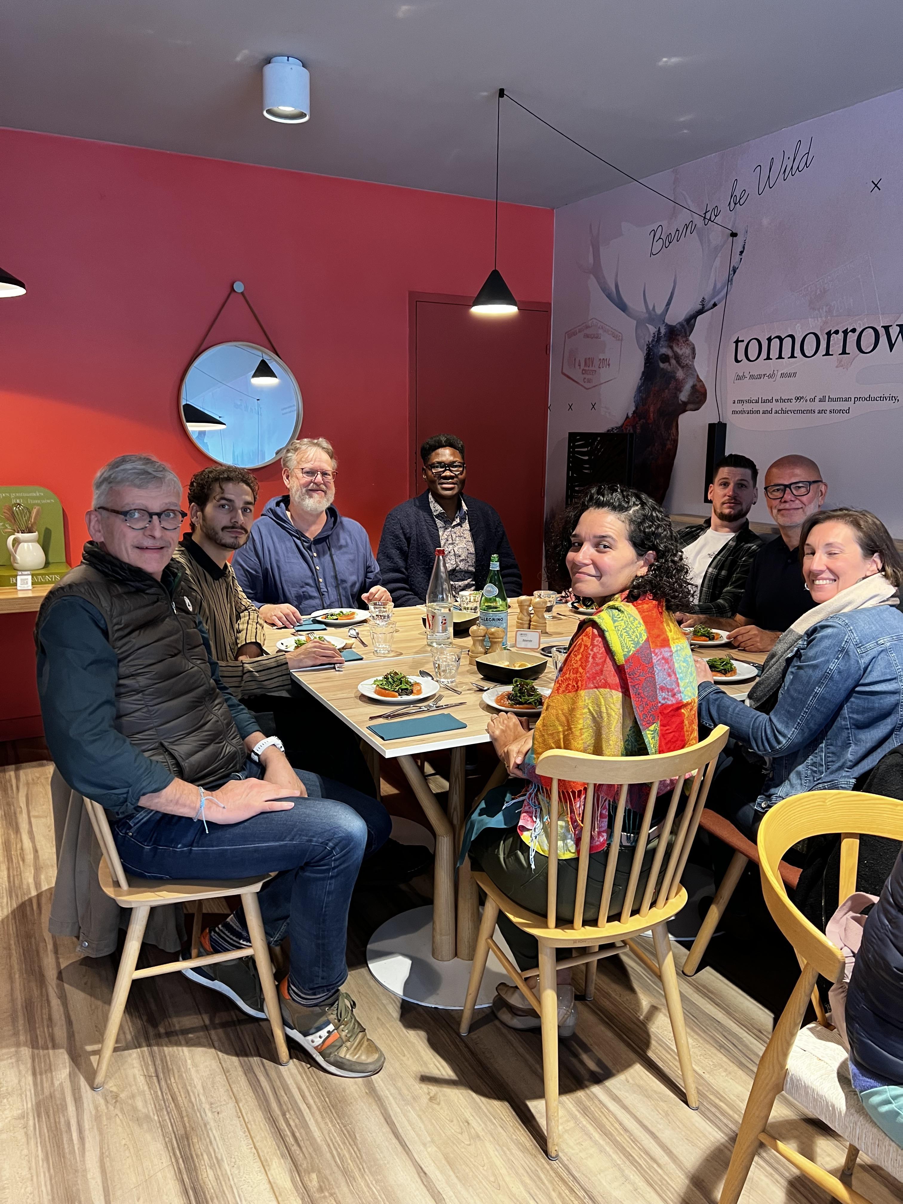 L'autre groupe à table