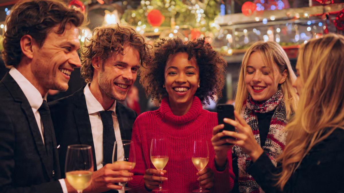 Holiday Etiquette 2025: Cell Phone Use