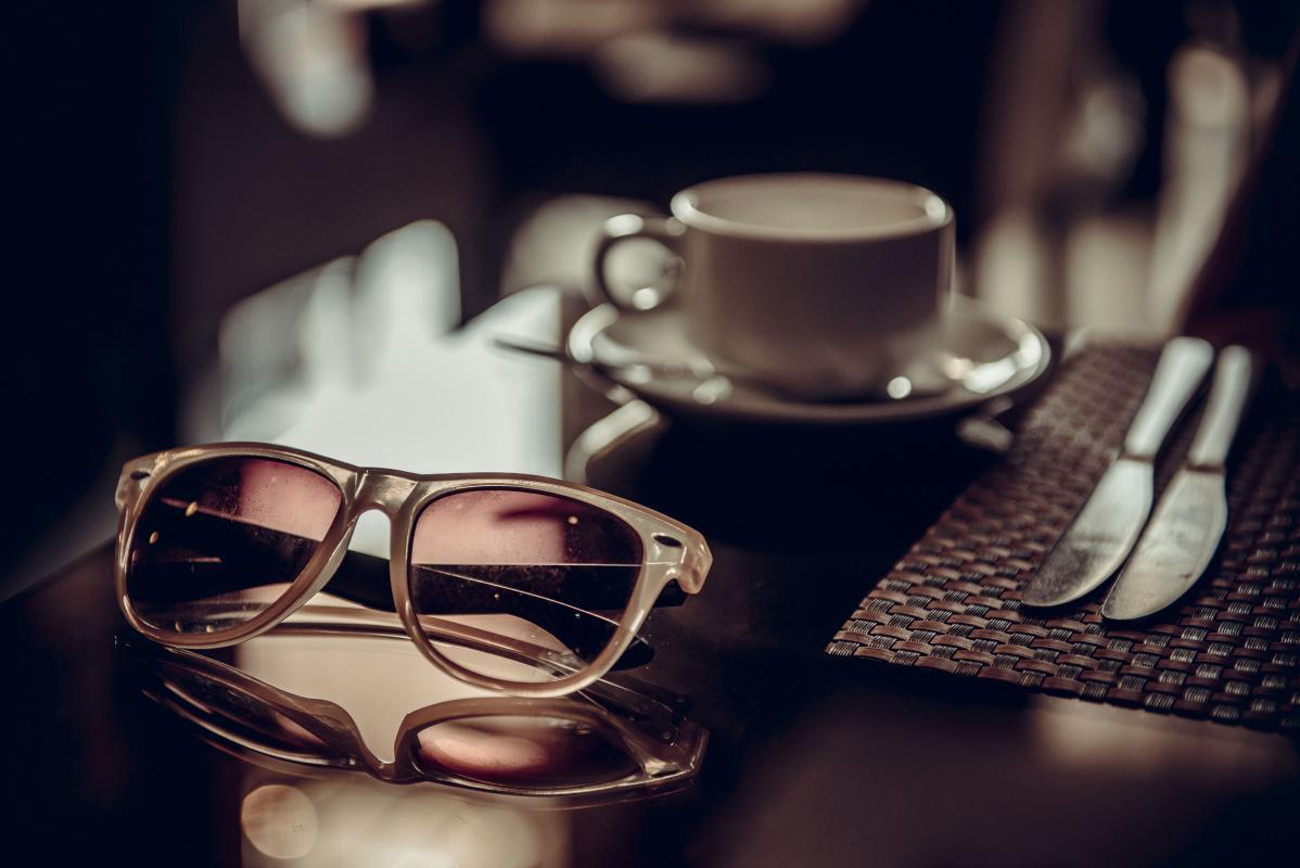 Mocha Mousse: El color del año 2025 que revolucionará las monturas