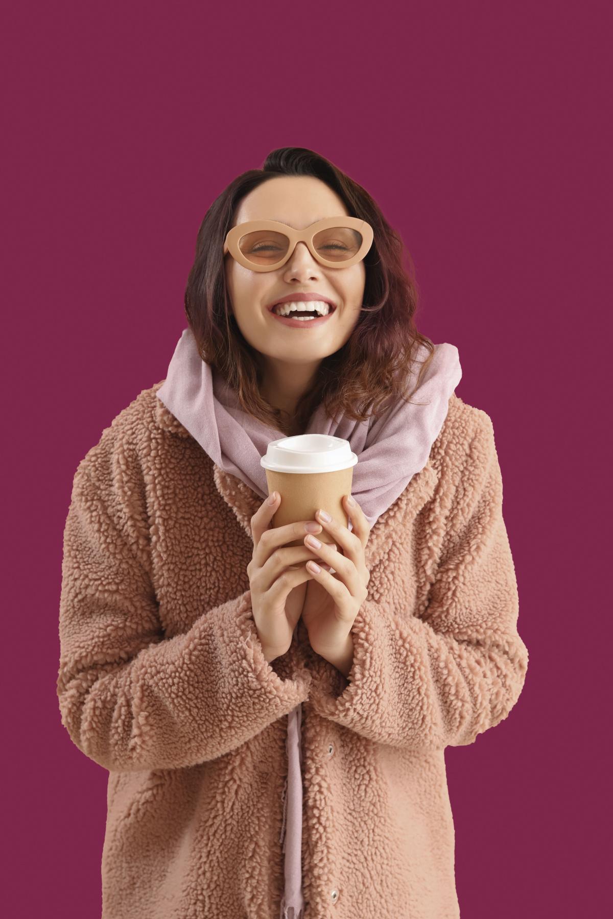 Mocha Mousse: El color del año 2025 que revolucionará las monturas