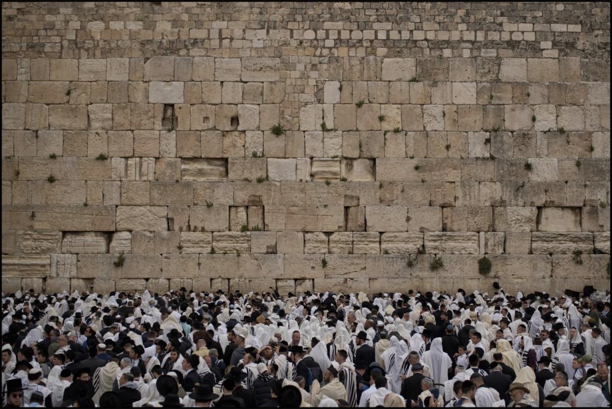 Jérusalem : Marée blanche au mur occidental pour la bénédiction sacerdotale Jérusalem : Marée blanche au mur occidental pour la bénédiction sacerdotale