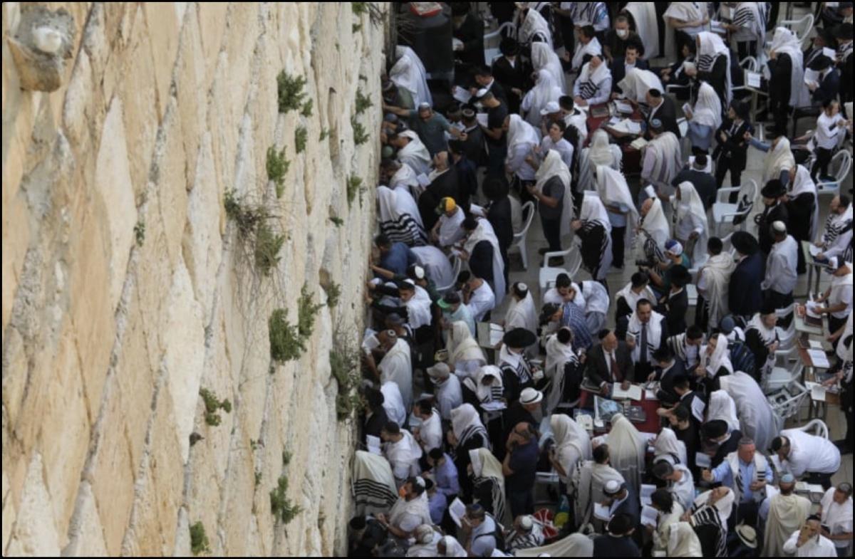 Jérusalem : Marée blanche au mur occidental pour la bénédiction sacerdotale Jérusalem : Marée blanche au mur occidental pour la bénédiction sacerdotale