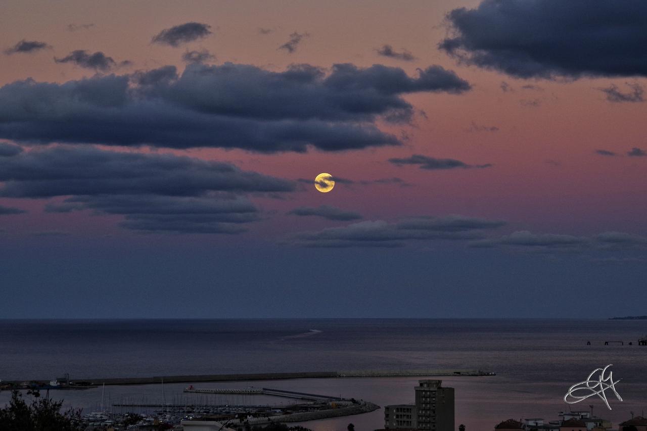 17 Novembre: i colori di un tramonto. (Ph. Giuseppe Gentile)