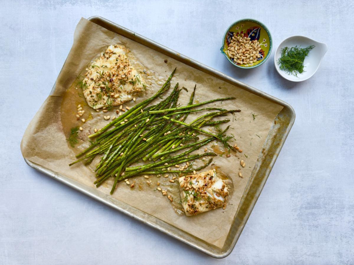 Roasted Lemon & Dill Cod with Asparagus Spears Roasted Lemon & Dill Cod with Asparagus Spears
