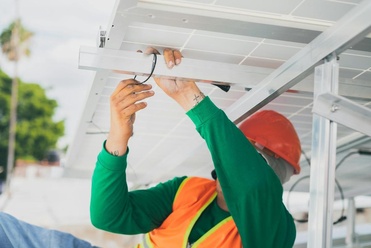 Cooperativas reciben fondos para sistemas solares