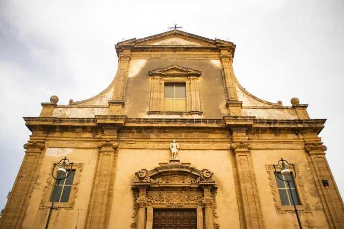 Salita e Chiesa di San Michele - Ascent and Church of Saint Michael