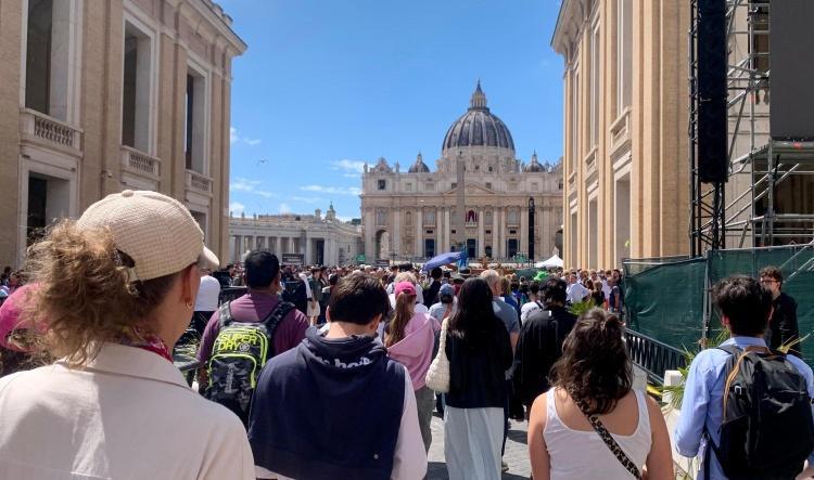 Je souhaite passer la Porte Sainte avec tous les français le mercredi 30 juillet, comment m'inscrire ?