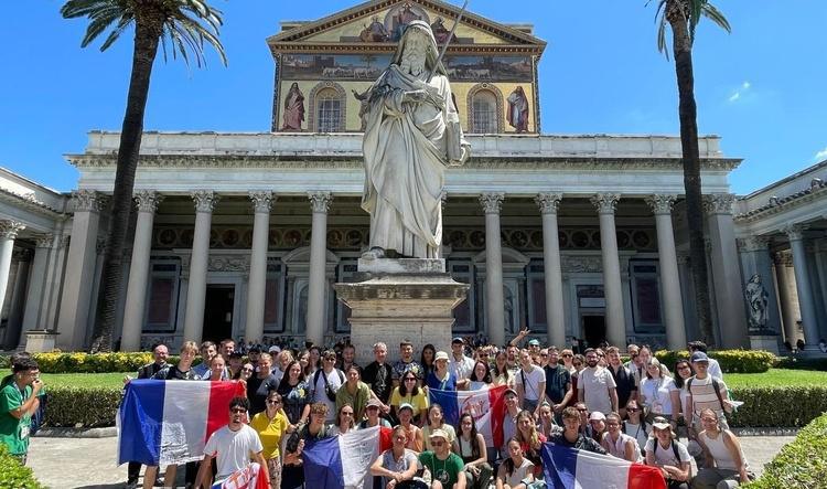 Les jeunes Cathocambrai avec leur évêque (Vincent Dollmann) après le passage de la porte sainte de Saint Paul hors les murs