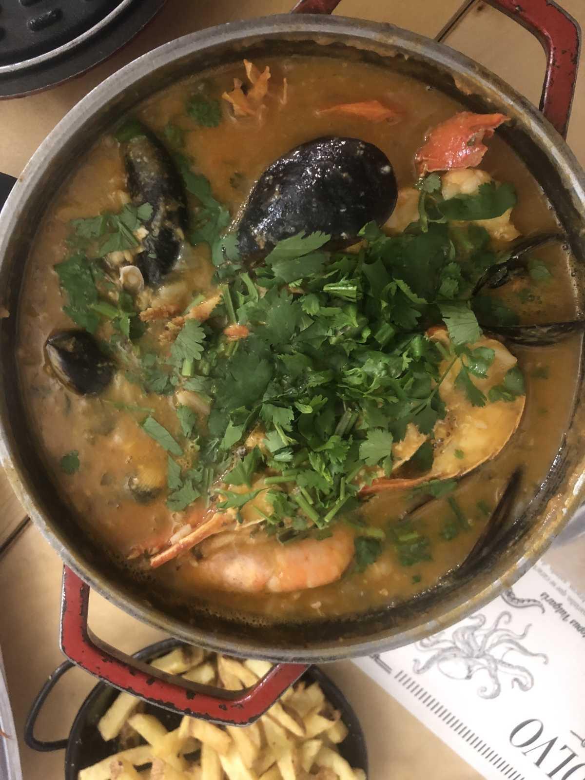 What to eat and drink in Ericeira? Meet the best local, delicious snacks, dishes, and drinks that you won't easily resist. 