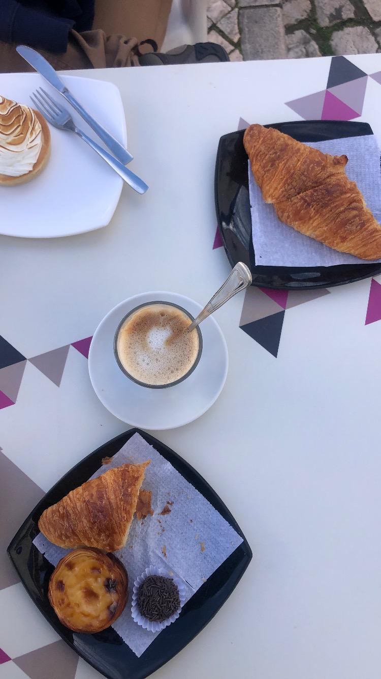 What to eat and drink in Ericeira? Meet the best local, delicious snacks, dishes, and drinks that you won't easily resist. 