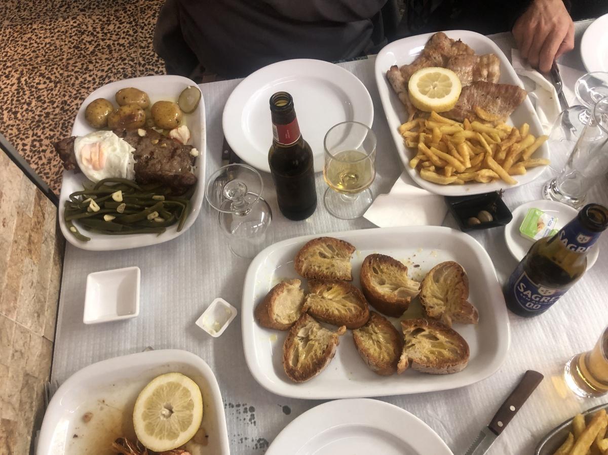 What to eat and drink in Ericeira? Meet the best local, delicious snacks, dishes, and drinks that you won't easily resist. 