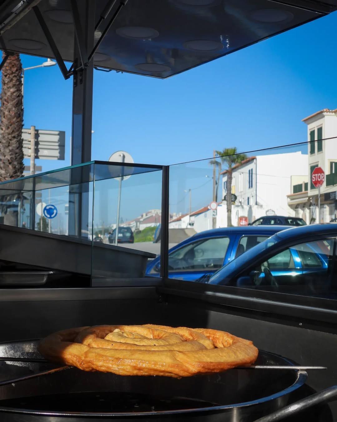 What to eat and drink in Ericeira? Meet the best local, delicious snacks, dishes, and drinks that you won't easily resist. 