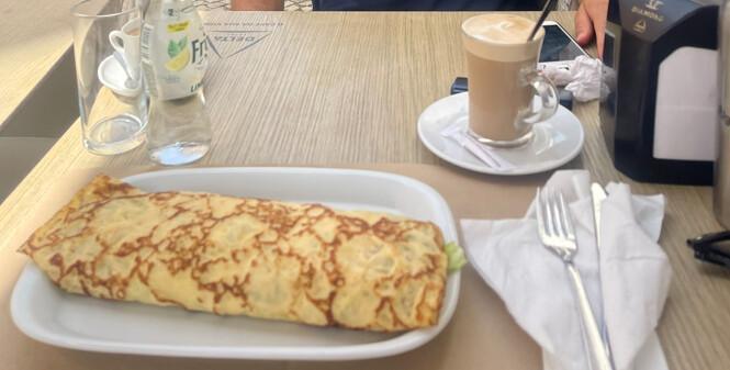 What to eat and drink in Ericeira? Meet the best local, delicious snacks, dishes, and drinks that you won't easily resist. 