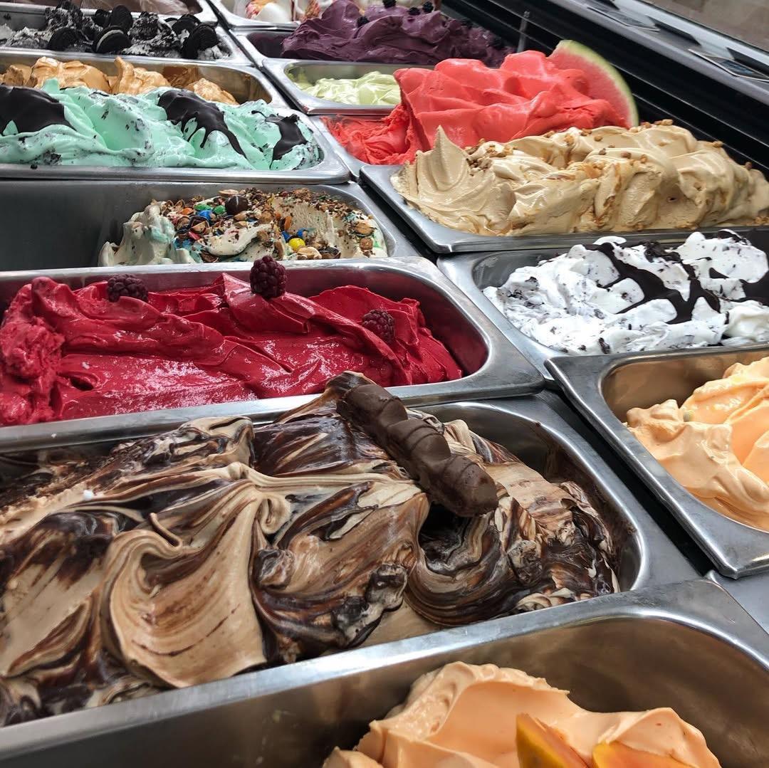 What to eat and drink in Ericeira? Meet the best local, delicious snacks, dishes, and drinks that you won't easily resist. 