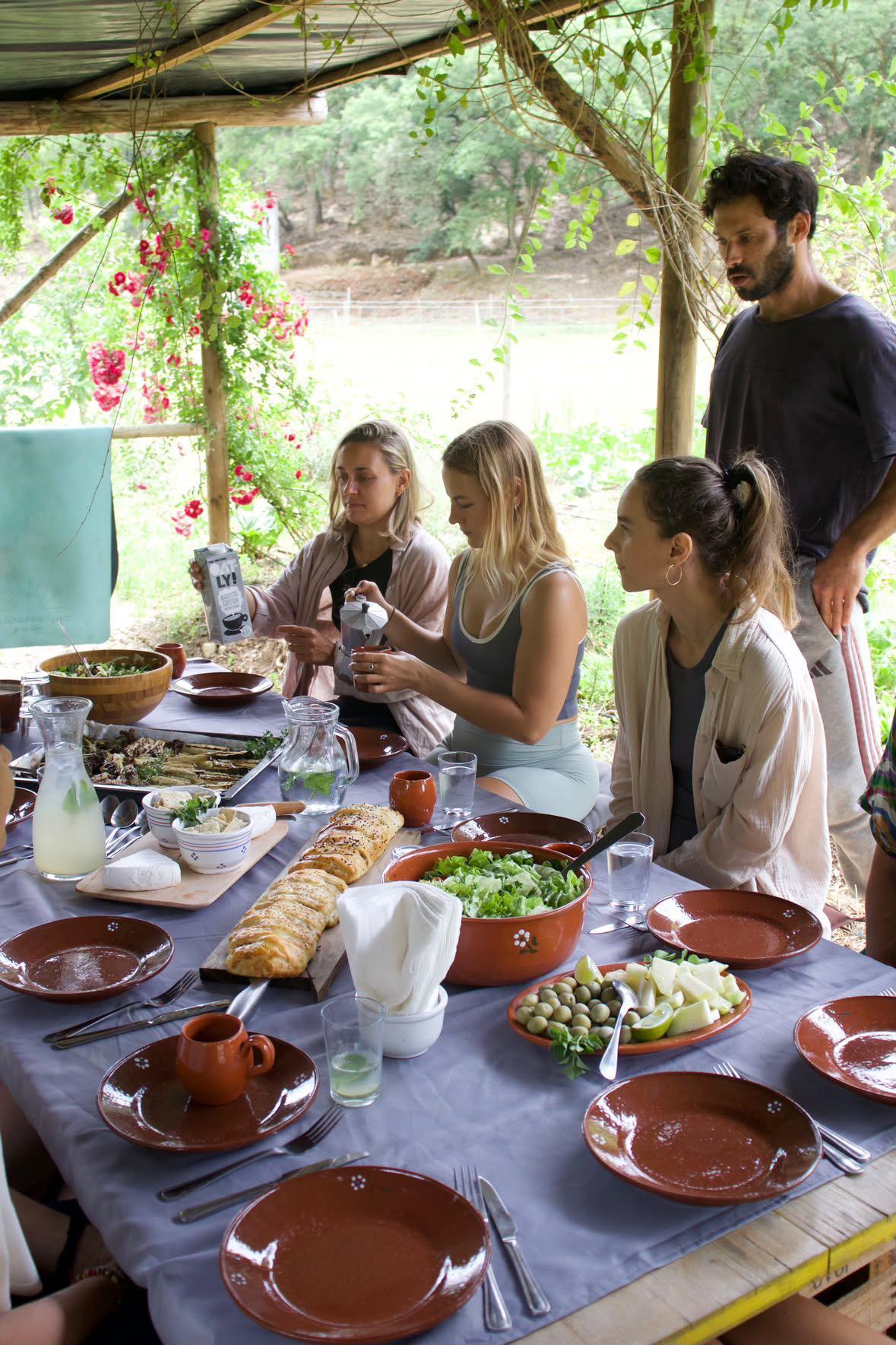 Meditation, movement, community and farm fresh food 📍Espaço Rumaso, Santo Isidoro 
