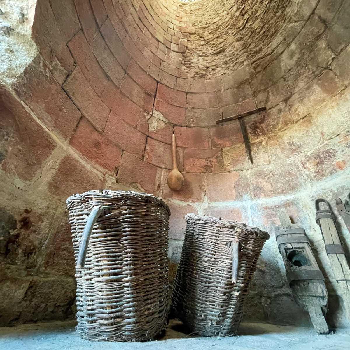 El Legado Vitivinícola de Viver: Historia, Tradición y Cubos Lagar